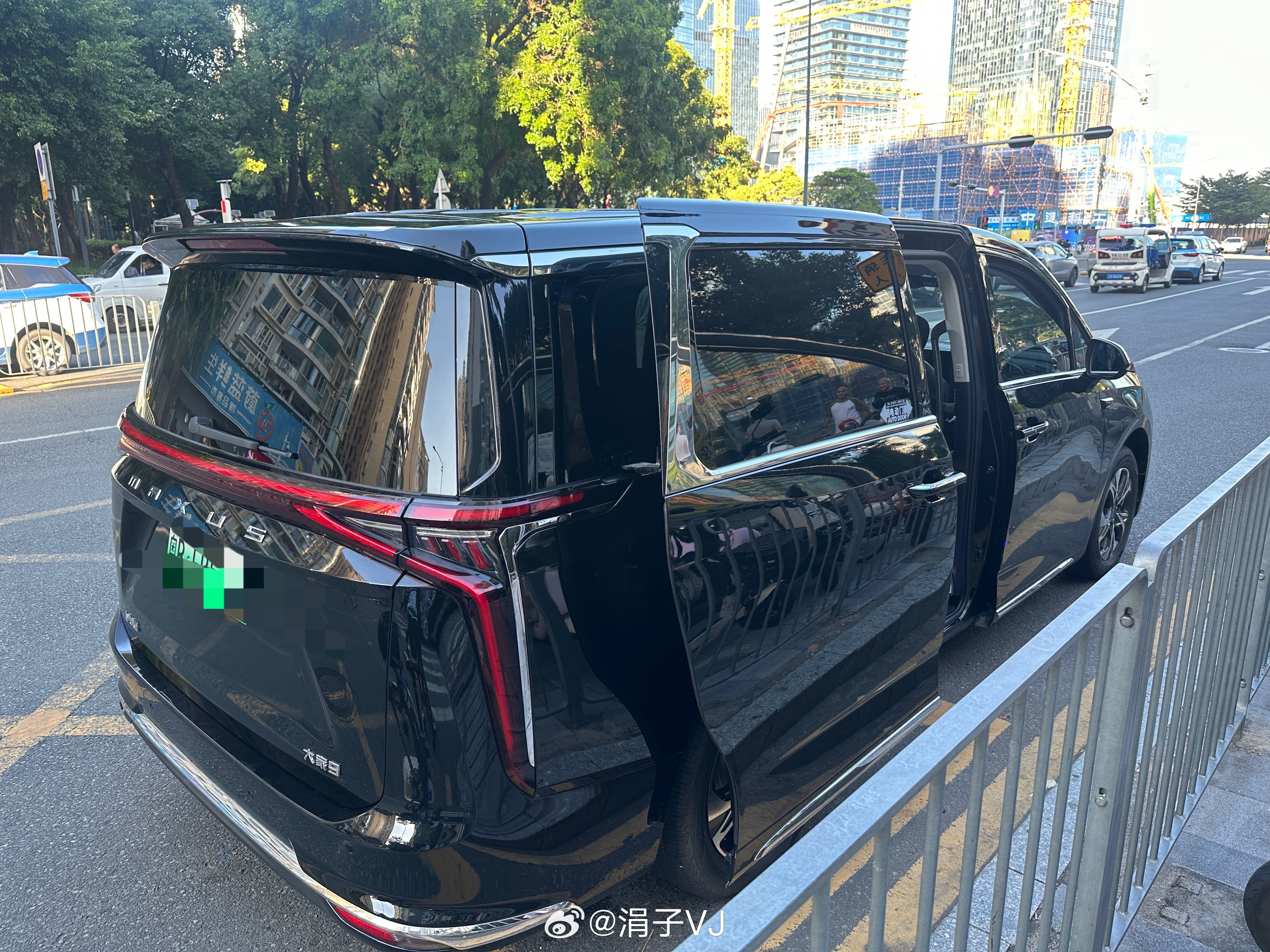 一辆大通的滴滴专车，放下了小布和另一辆自行车🚲。下次试试领克900，能不能放下