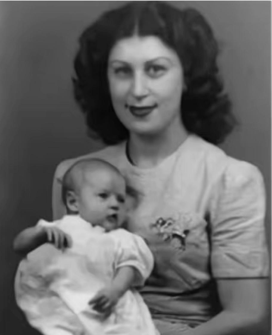 谁不是妈妈的小宝宝呢？萌娃克林顿安静的躺在妈妈怀里，对这个世界充满了好奇。谁