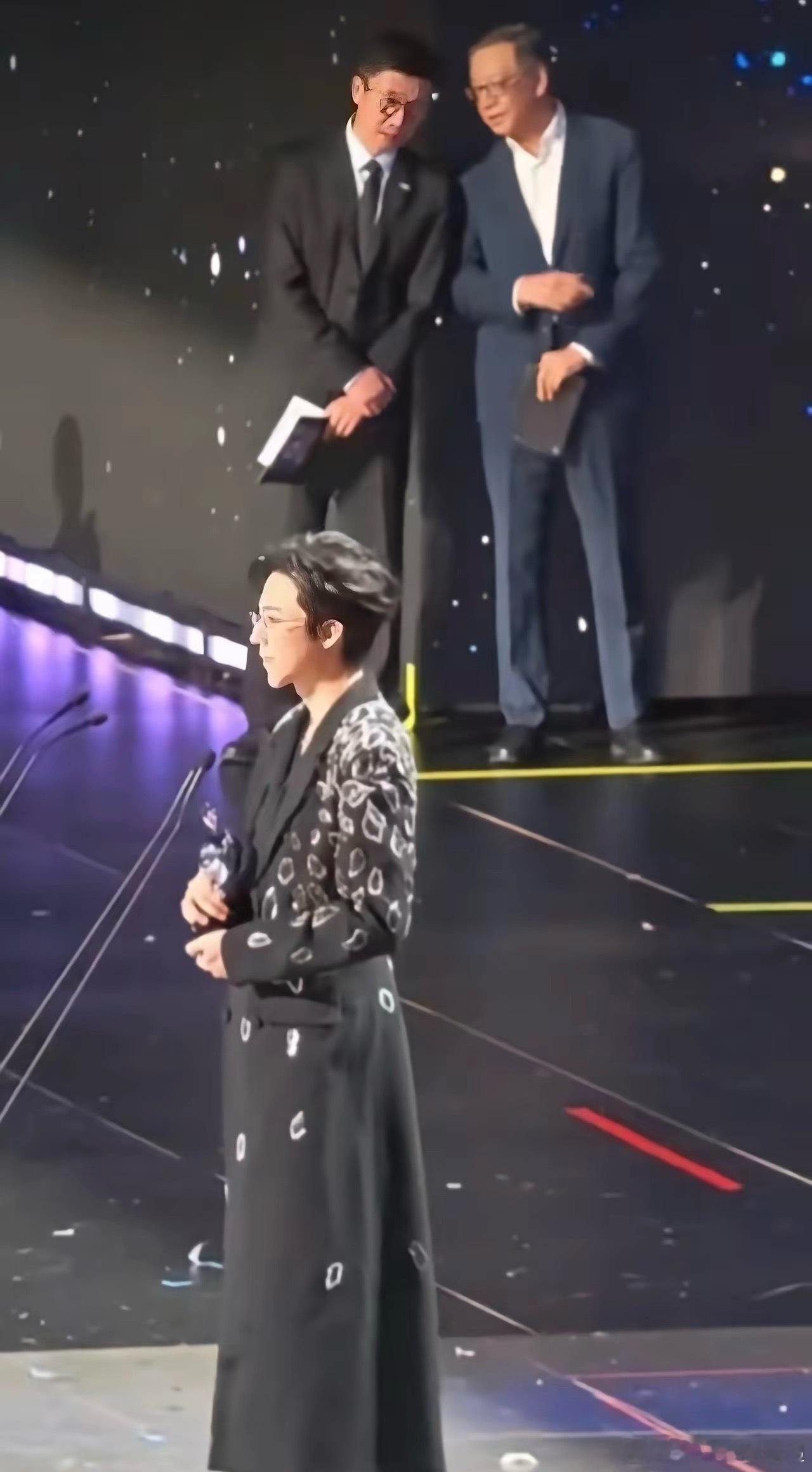 能让两位大佬这么注视和议论刘宇宁身上真的有点东西爱奇艺尖叫之夜刘宇宁在台上领奖发