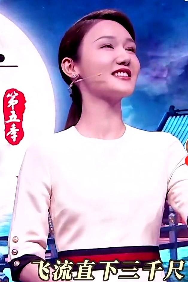 龙洋在《中国诗词大会》收官夜，一番结束语直接让人戳心了。她一身米白连衣裙，梳