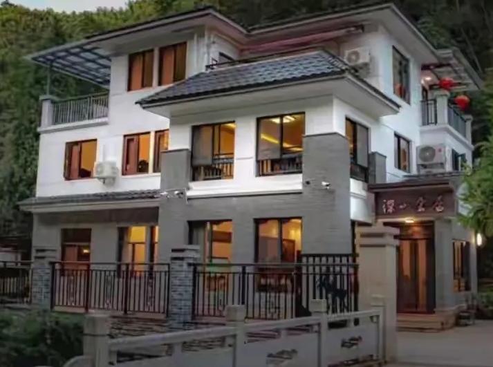 五一订别墅遇商家耍赖，坐地涨价还拿毒蛇吓唬游客，实在太过分“玩不起开始耍赖