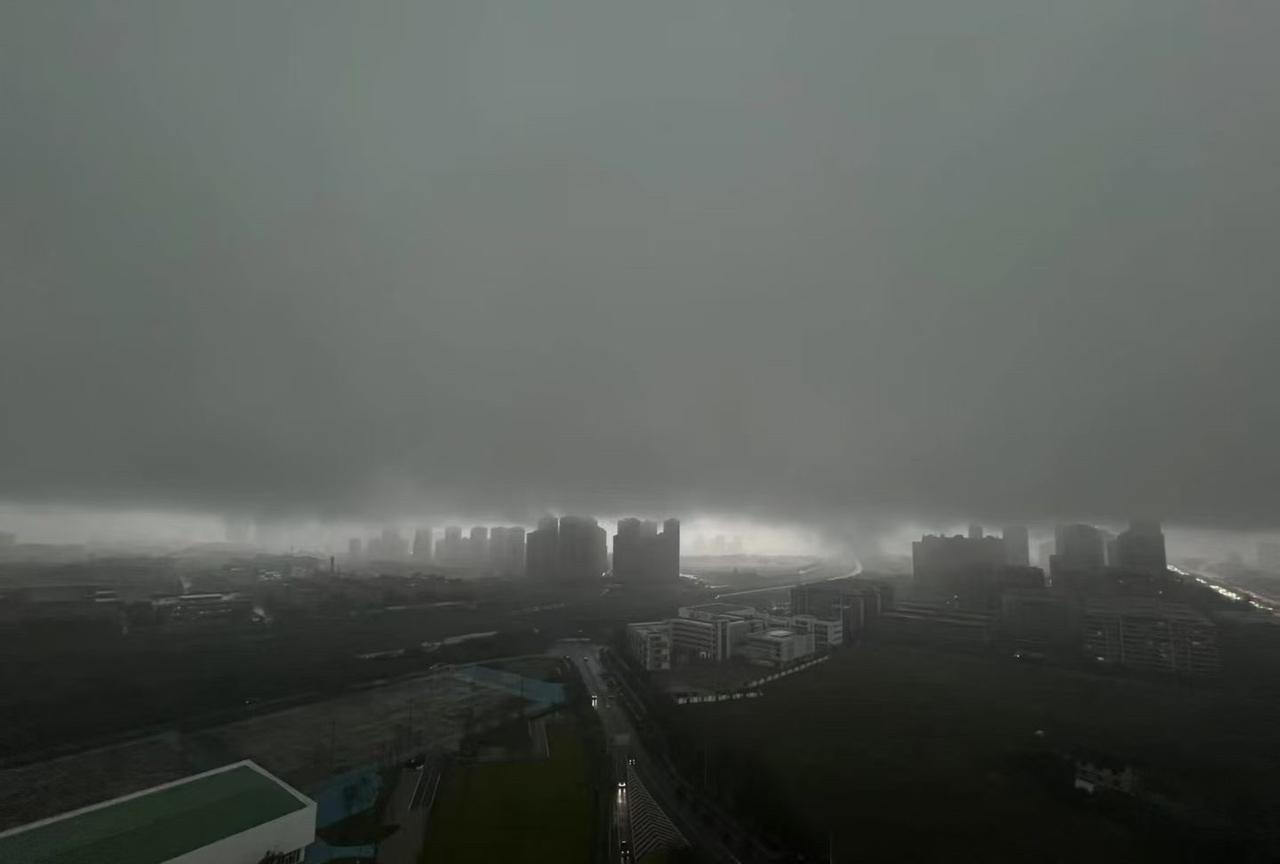 此时此刻的成都，暴雨说来就来，乌云压城城欲摧，大雨滂沱，雷声滚滚。成都几十年，