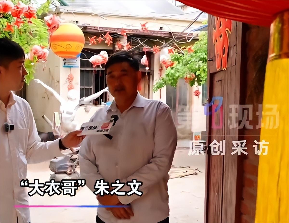 大衣哥又上新闻了！被骚扰到忍无可忍，“大衣哥”朱之文直接把家里木门换成了铁门，门