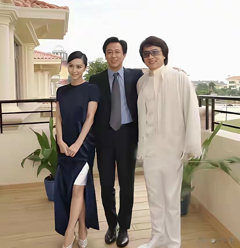 这个是多年前一张珍贵老照片，三位大咖级演员，网友说：属中间的那位演的最好老演员剧