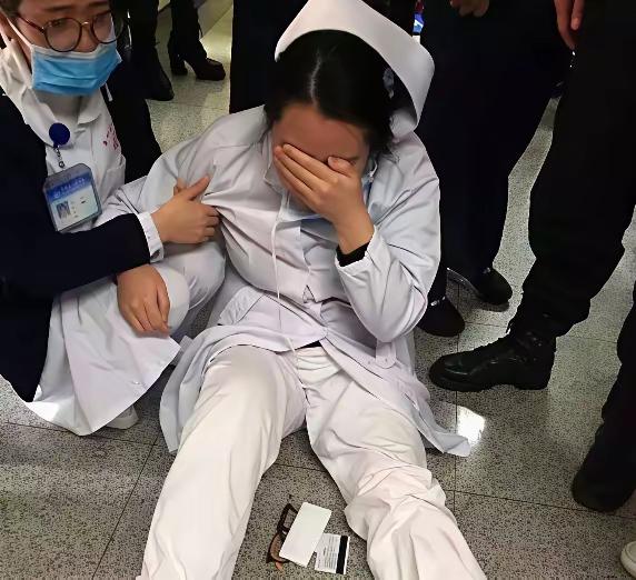 “钱我来赔，你该拘留照样拘留！”某医院输液室内上演离谱一幕。一名年轻护士为3岁