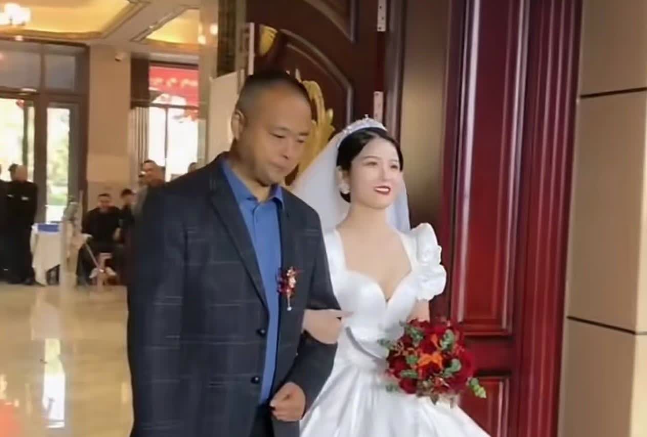 这是一张非常矛盾的照片！河北孟村当事女子结婚时的一个场景，这个洋溢着幸福笑容