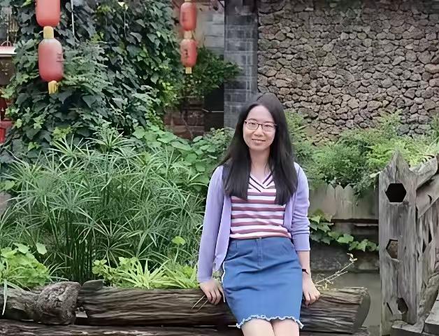 这是武大教授曾梦琪年轻时照片，原配是恋爱脑，应该还爱付，想把小三搞臭跟付和好，讨