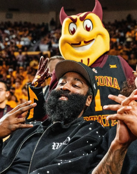 哈登因为个人原因连续缺席两场。泰伦-卢谈到哈登时，表示哈登因个人原因返回菲尼克斯