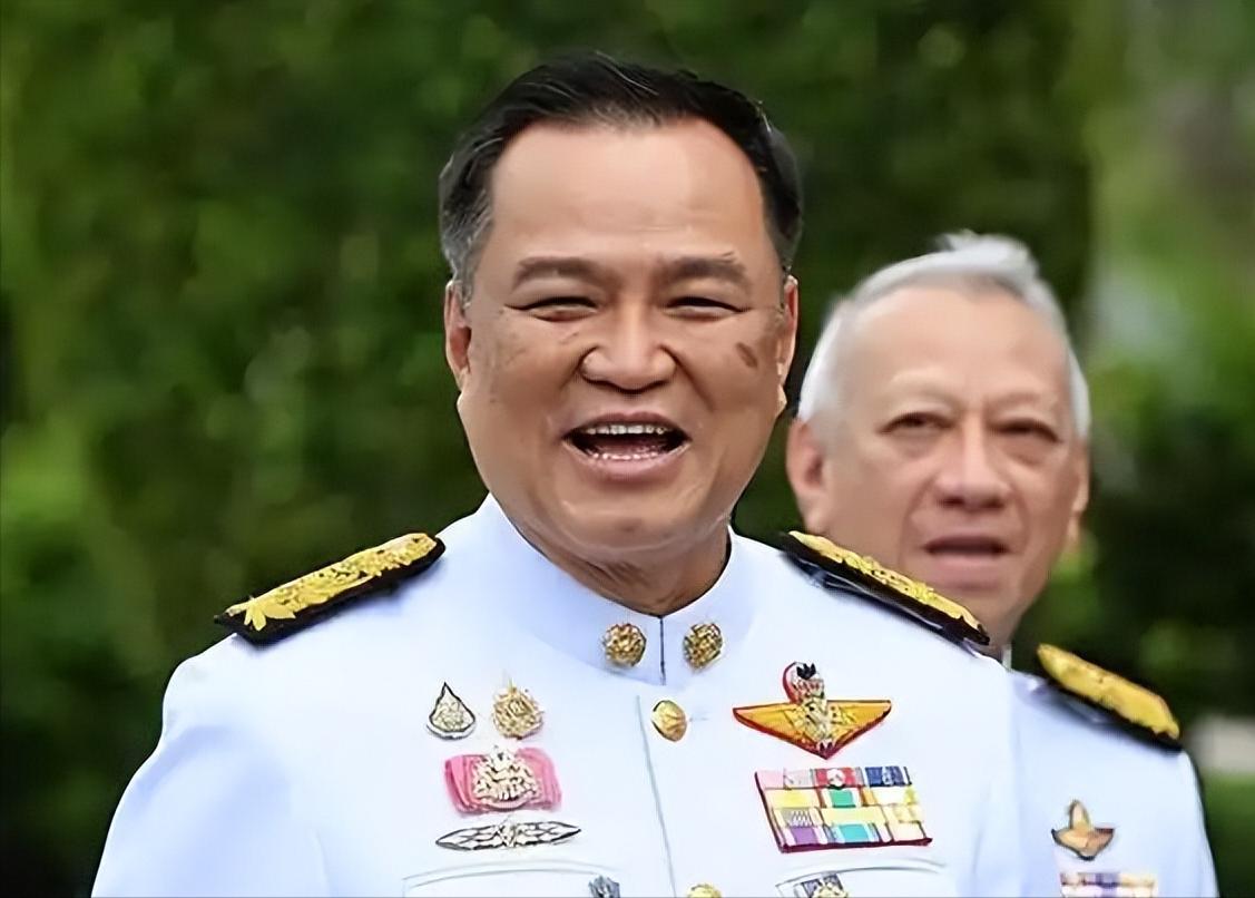 刚刚再次出任泰国总理的阿努廷，很快就用一个动作引爆舆论：他宣布把自己的座驾从劳斯