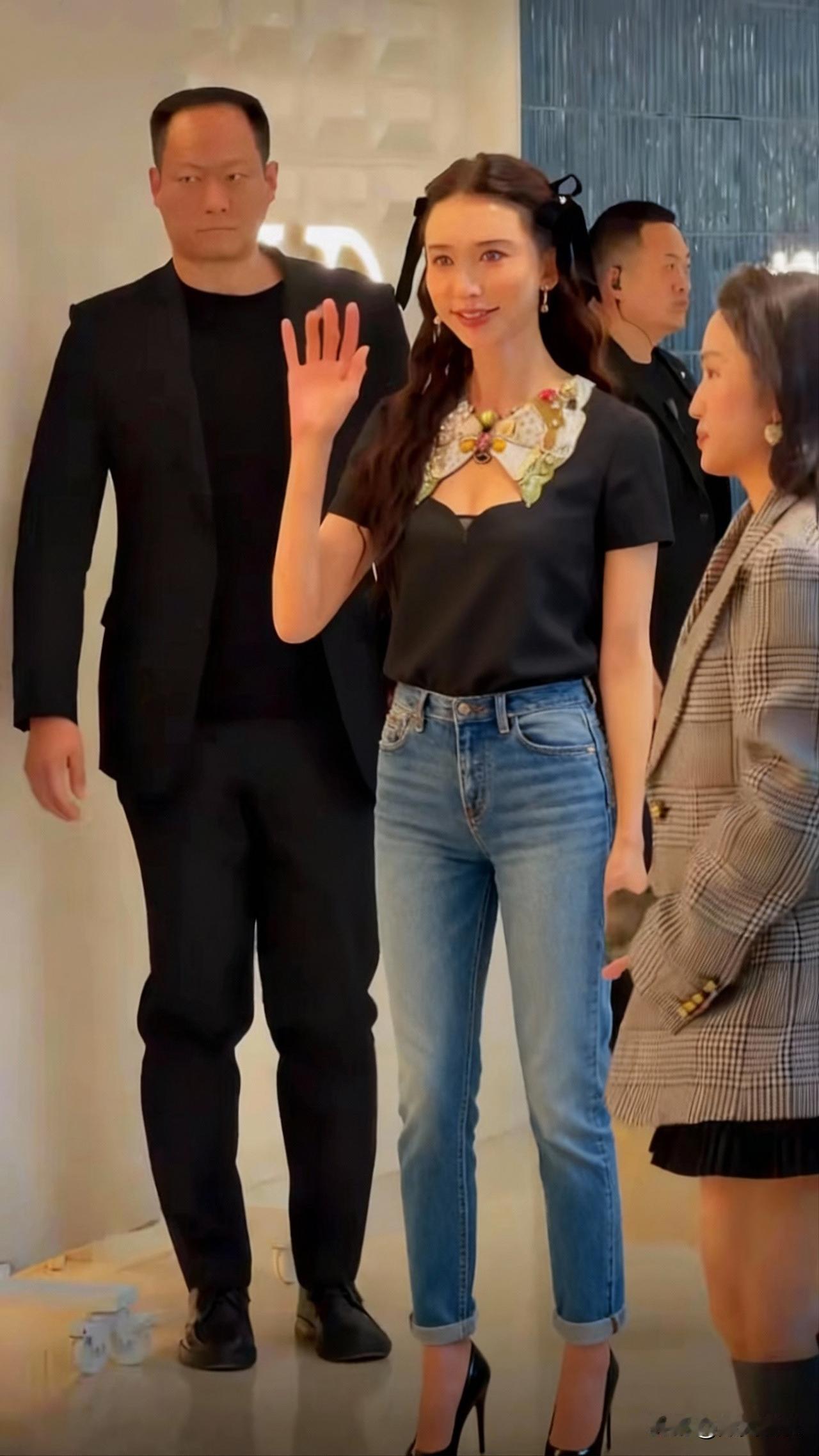 知名艺人林志玲女士出席上海华伦天奴品牌活动时的着装风格引发公众热议。现年51岁的