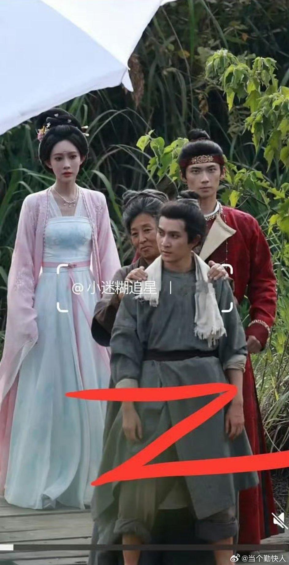 拍之前很多人说男二会掀桌，拍之后看到生图，上炕都费劲​​​