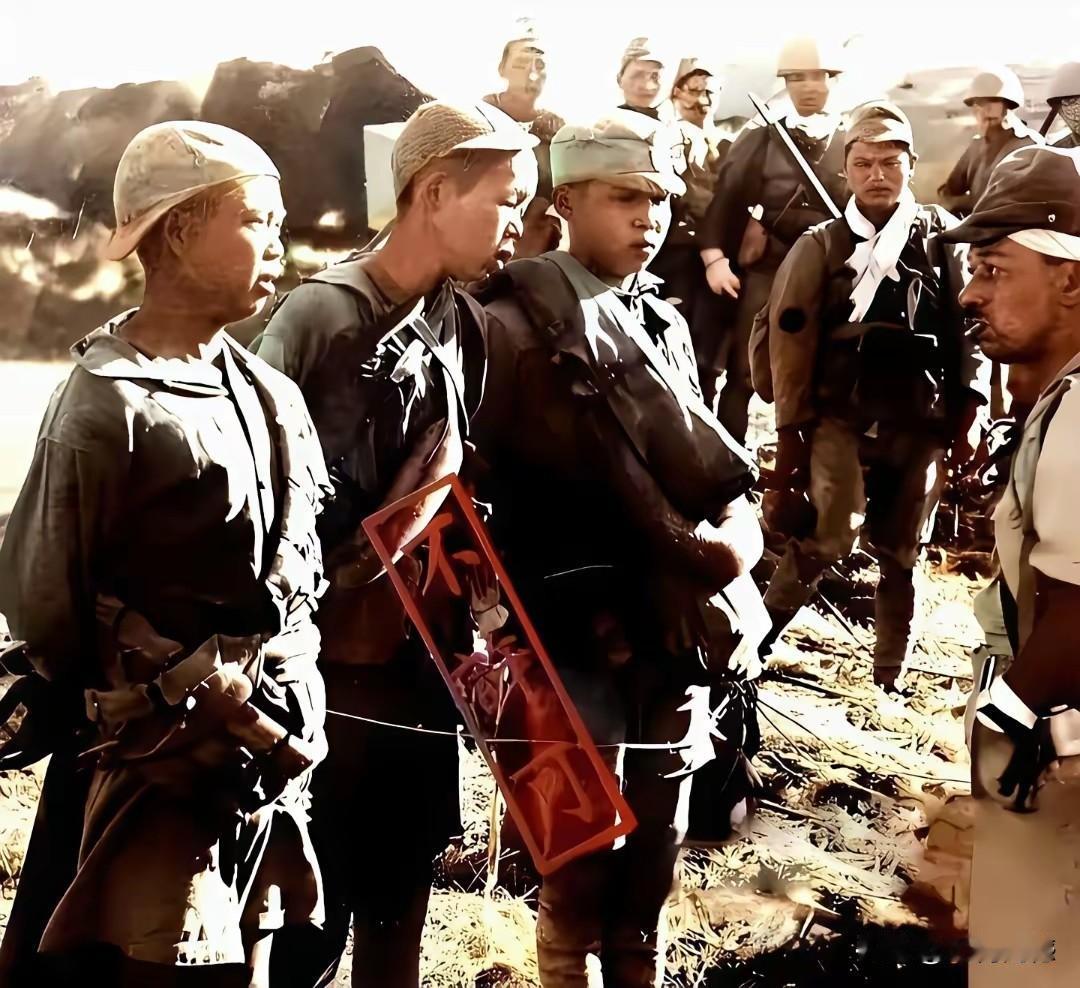 三个未成年的八路军小战士，被日本鬼子俘获后，用绳索捆绑着，三个孩子看起来也就是十