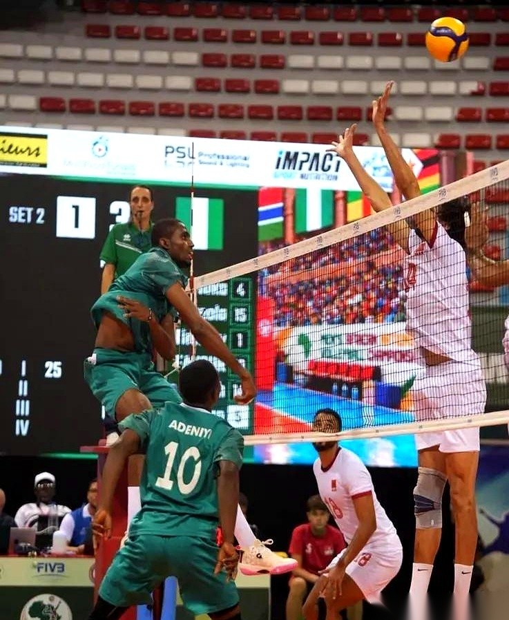 刚刚刷出的FIVB男排世界积分名单上，远在几千公里外的一则非洲赛报，硬生生把站在悬崖边上的中国男排，