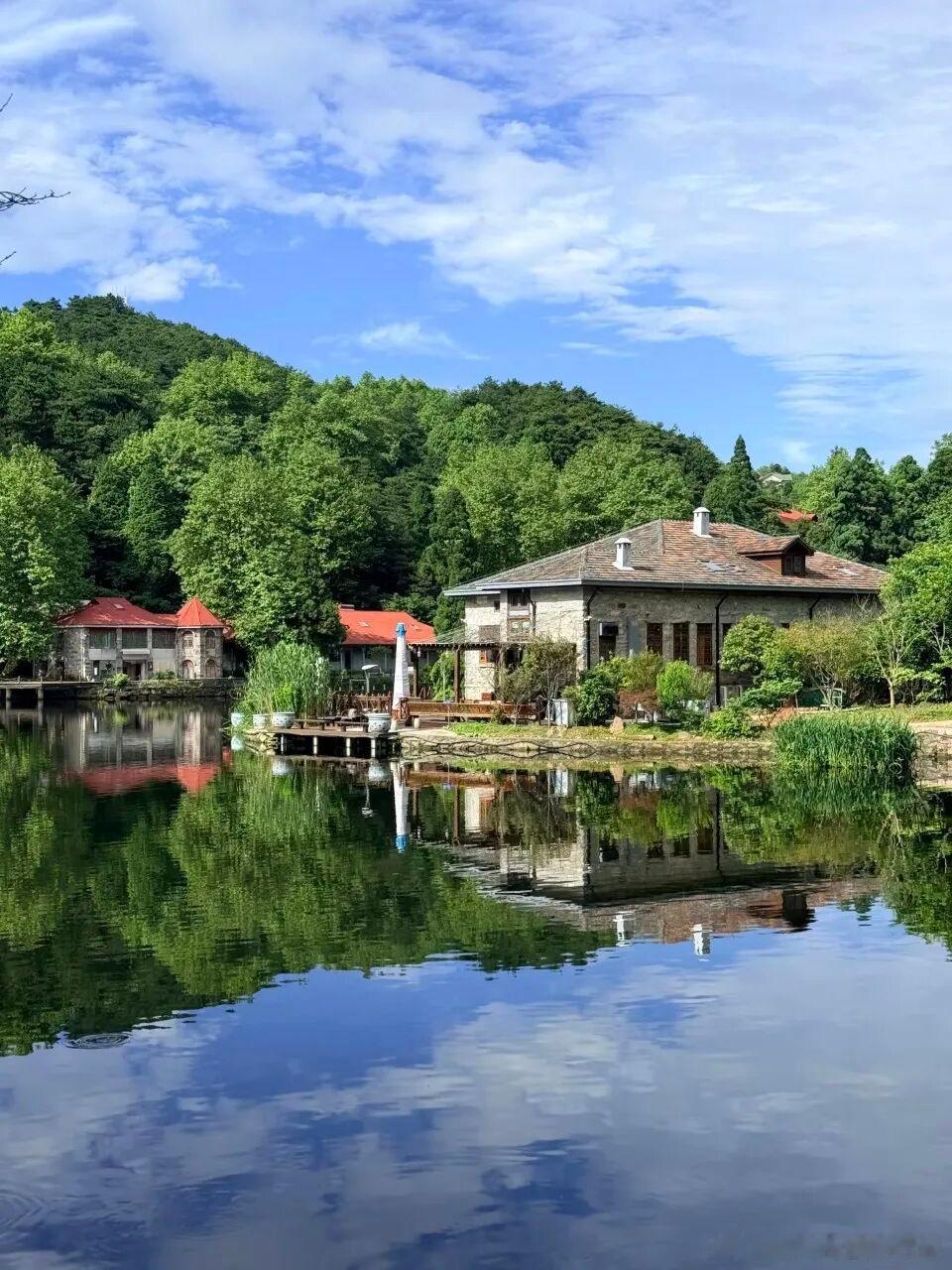 武汉周边避暑首选牯岭镇，车程不远不用长途奔波。整座山城藏在庐山顶，盛夏平均22