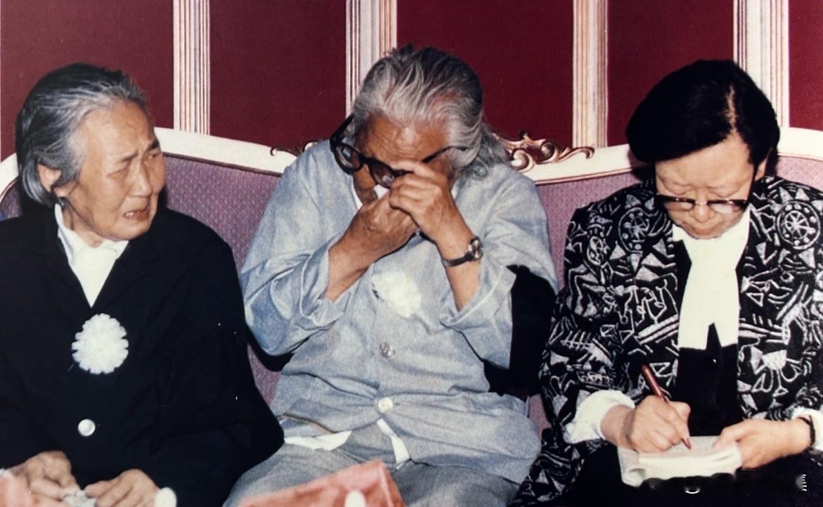 1992年，李先念的部分骨灰被护送抵达兰州，原西路军妇女独立团的几位老战士早早来