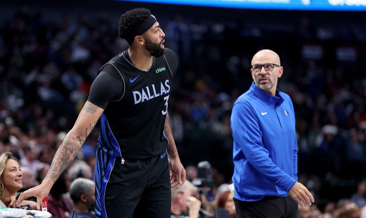 签约还是交易都在等待欧文复出后独行侠的实力而定。美媒报道：独行侠对于交易安东尼-