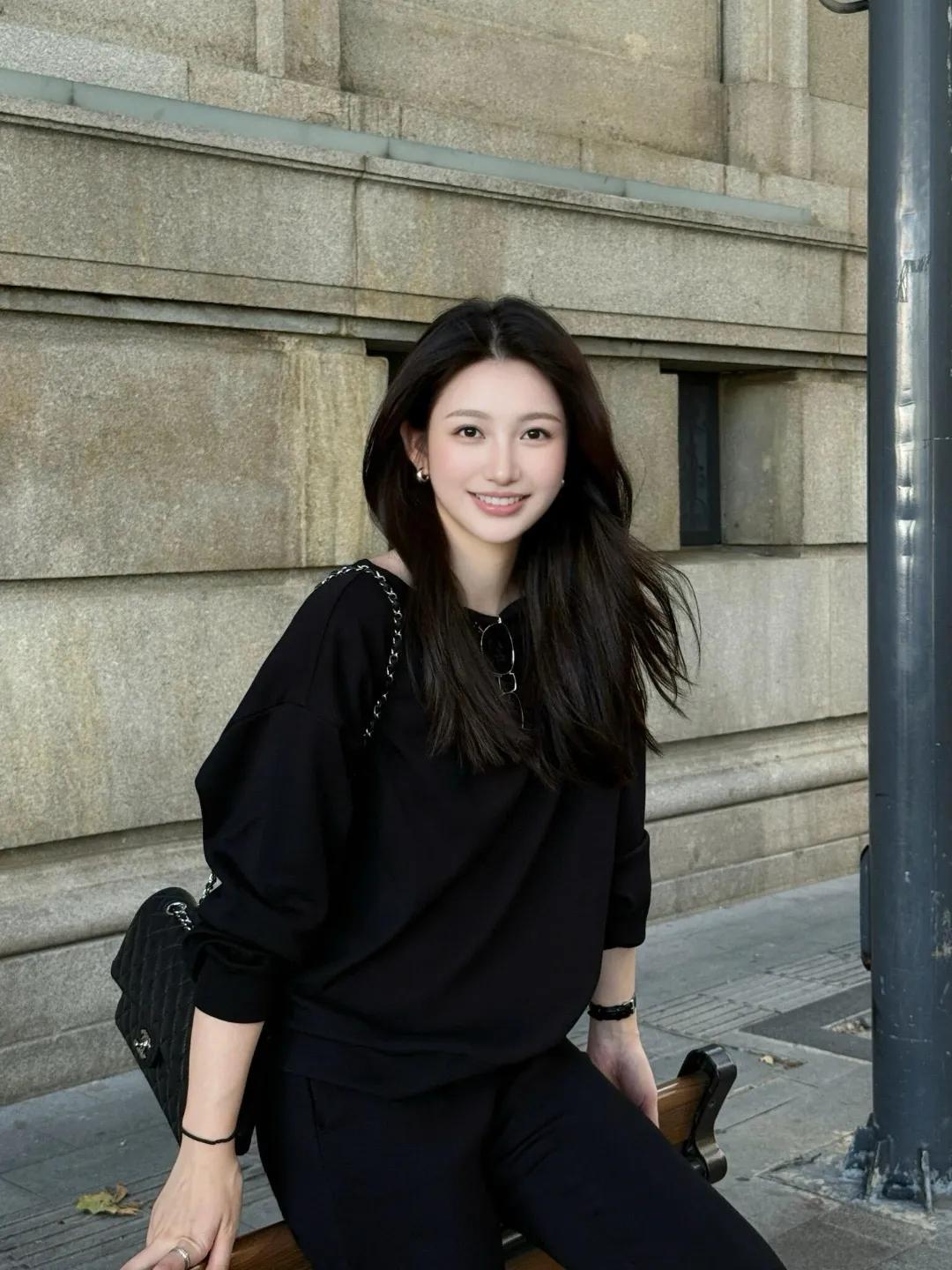 午后的建筑肌理裹着温柔的风，黑衫配松弛的发梢，连光影都跟着慢下来。今天的快乐是“