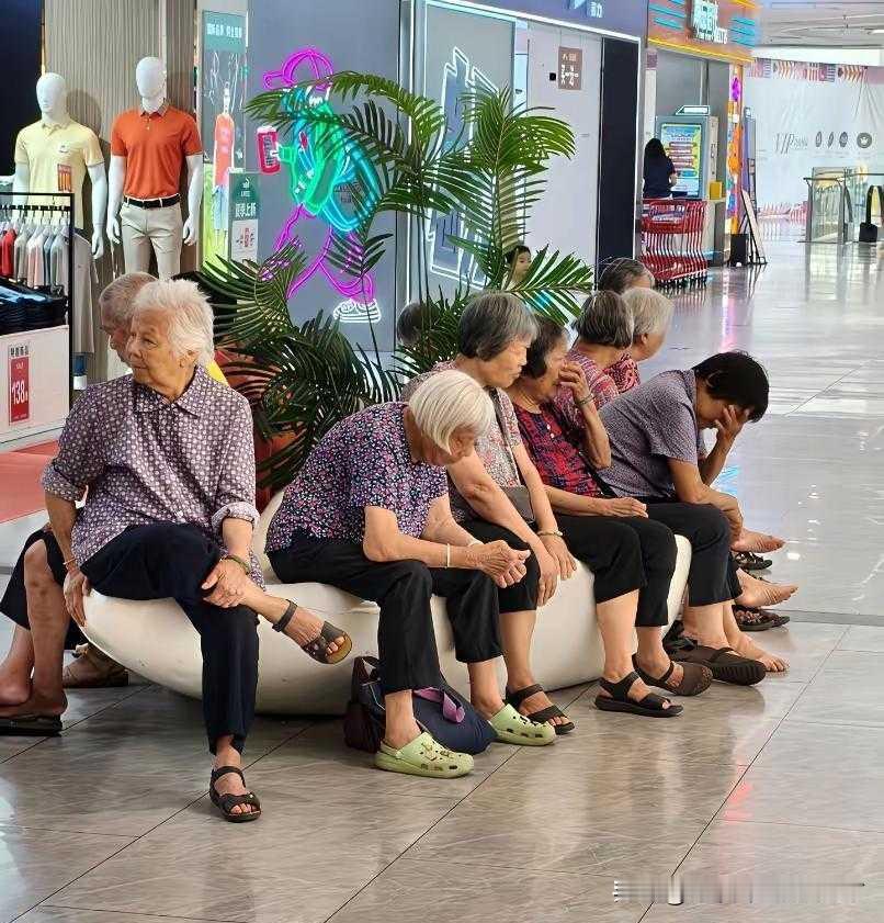 我发现一个奇怪现象，就是农村儿女多的老人一旦老人生病住院了，在农村的那个儿女就