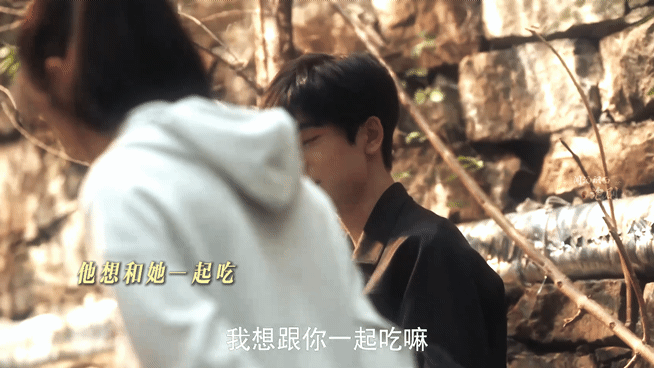 小情侣约会躲过狗仔没躲过狗救命！林其乐和蒋峤西躲过狗仔的围追堵截多帅气，结果被