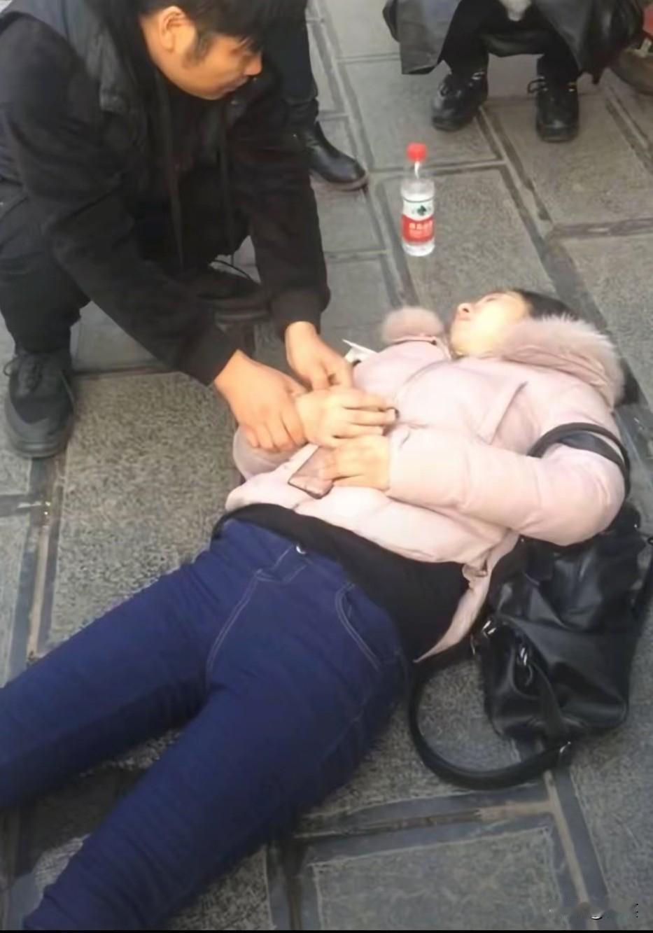 痛心，太快了，女子走着路走着走着，自己感觉心痛如刀割，疼得头上直冒汗，没过10分