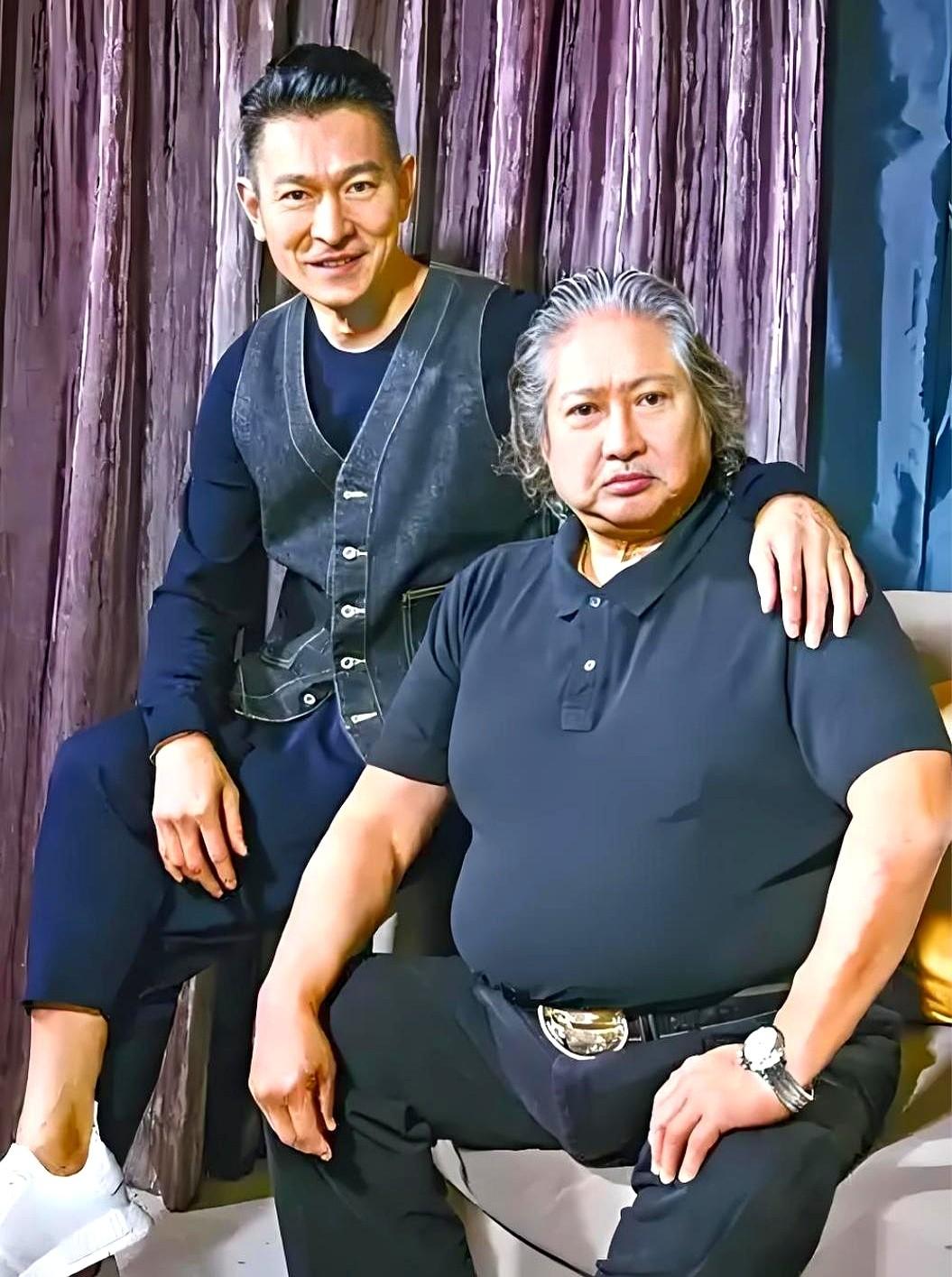 连续12年，刘德华大年初一做的第一件事，不是拜神，而是去敲响洪金宝家的门。圈