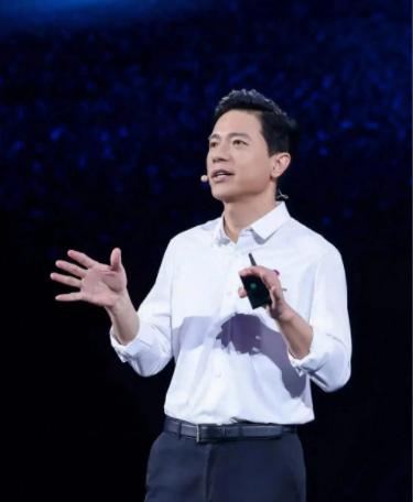 1999年圣诞夜，31岁的百度创始人李彦宏在北京大学的出租屋里疯狂敲着键盘。窗外