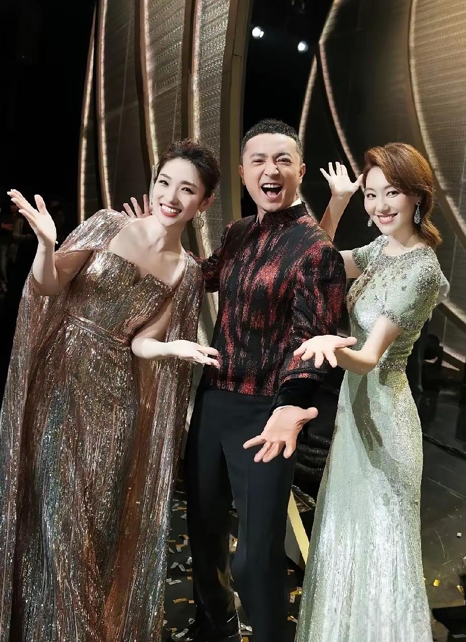 同尼格买提合影的两位女主持风格鲜明，左边甜美亮眼，右边凭借身材体态与衣品尽显灵动