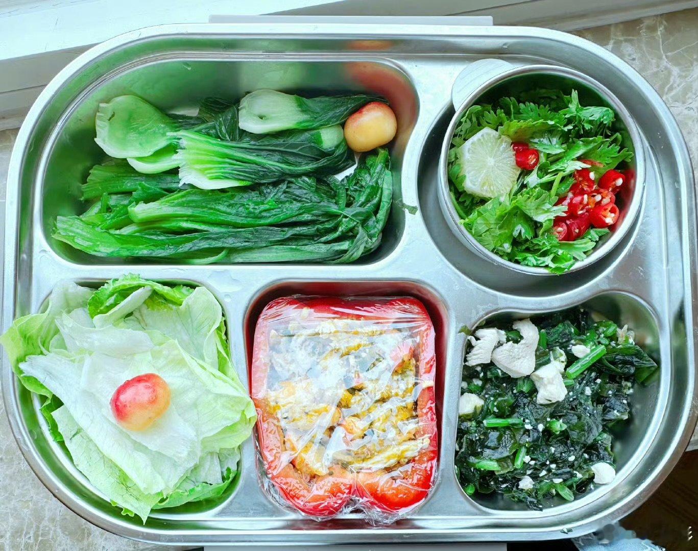 关晓彤的健康餐好吃清爽关晓彤鸡肉虾仁南瓜泥薄彩椒碗关晓彤的健康餐好吃清爽，鸡肉