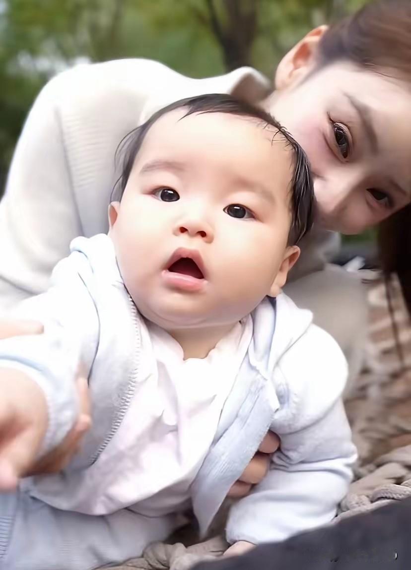 天气逐渐变冷，马筱梅每天还是坚持带汪宝出门遛弯，母子俩都穿上了厚厚的衣服，汪宝裹