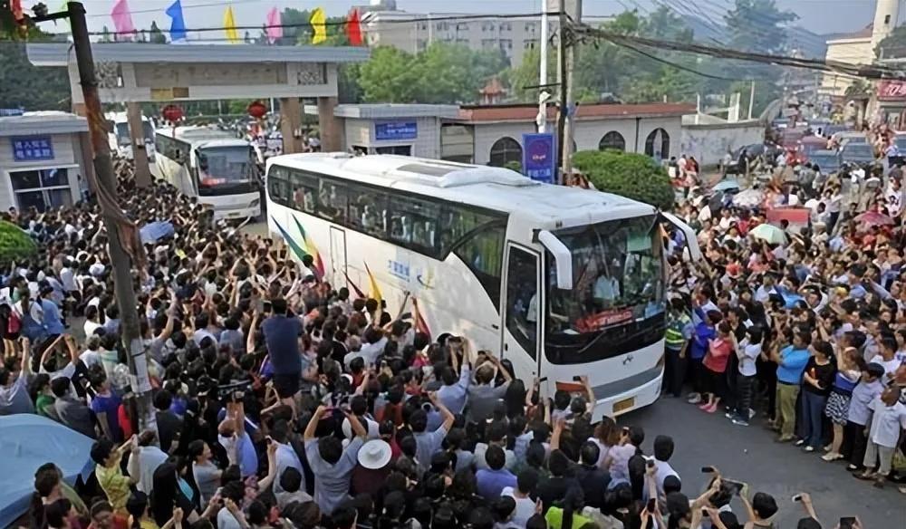 2019年:高考报名人数1031万2020年:高考报名人数1071万2021