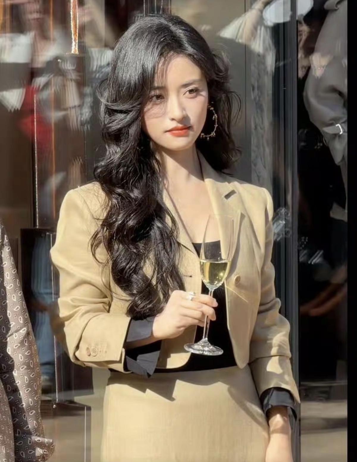 被沈月的状态惊艳到！阳光底下的大波浪和驼色套装，贵气感直接拉满[赞]原来沈月也能