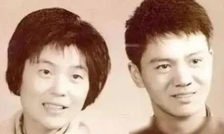 1979年，上海知青娶二婚傻村姑，洞房花烛夜，知青伸手去解新娘的衣扣：“乖，我们