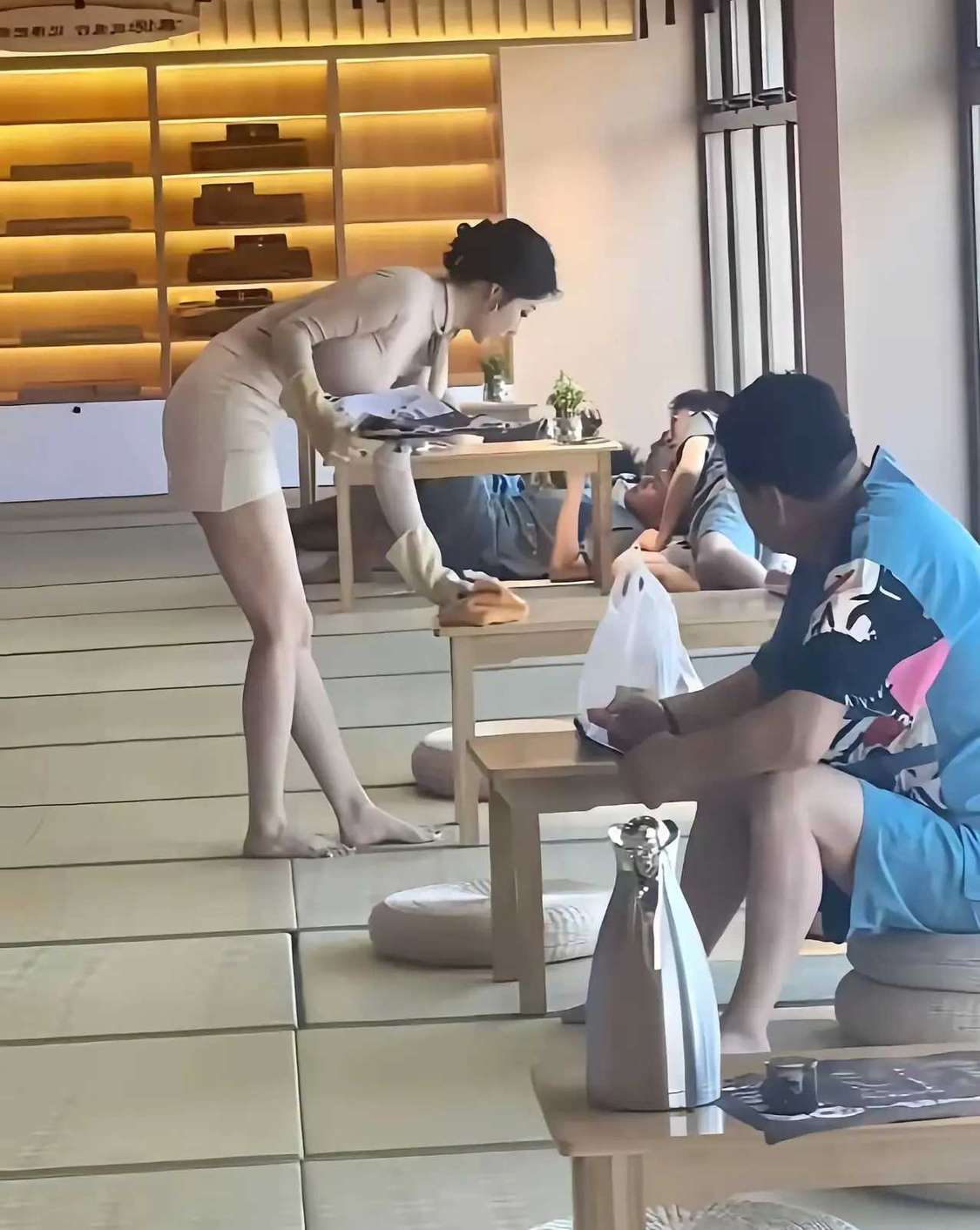 大哥应该是看迷糊了吧。