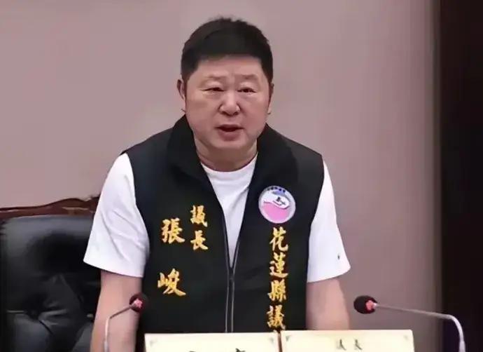 一切都是有预谋的,花莲议长张峻已经沦落为民服务的鹰犬打手!昨天它闯进傅崐萁组织的