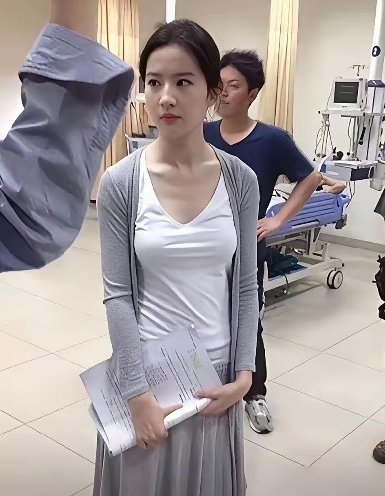 别再吹刘亦菲的松弛感了。我告诉你，那根本不是接纳衰老，那是对整个名利场赤裸裸