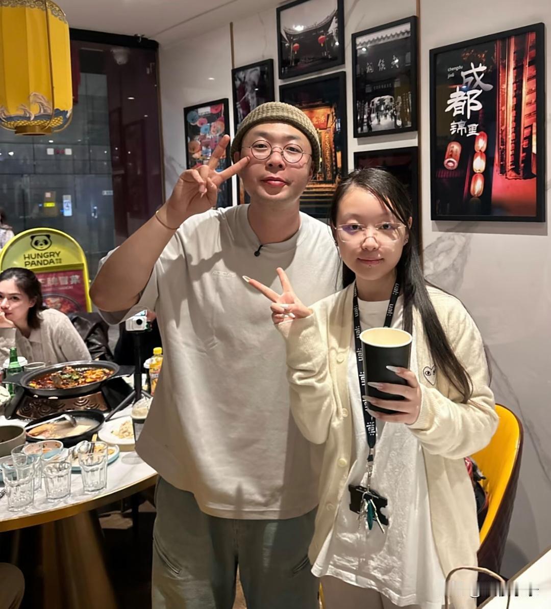 杜海涛在伦敦唐人街给华人留学生送奶茶，他的身材瘦了好多，面相好慈祥，经常请留学生