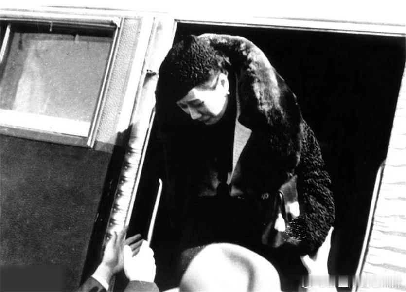 1936年，西安事变发生后，宋美龄搭机赶来西安，下机时满面愁容。