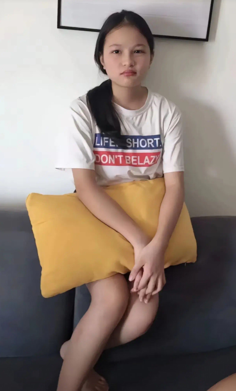 妈妈问我学校军训怎么样了？我给她发了这个前后对比图，自己看吧，这太阳到底有多毒？