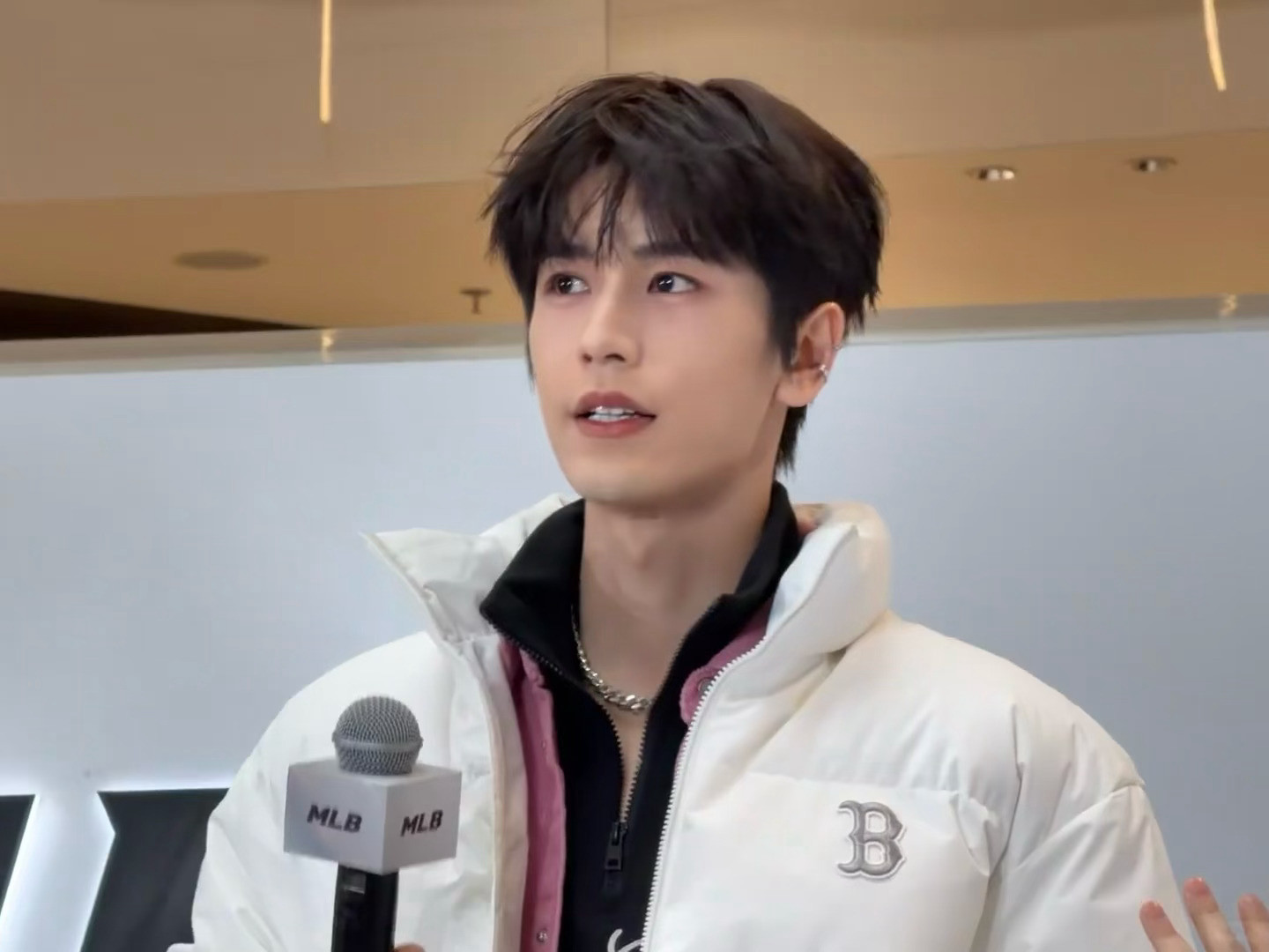 张凌赫重庆万象城活动生图还带了耳骨钉哎此男太潮了张凌赫身上淡淡的苏感