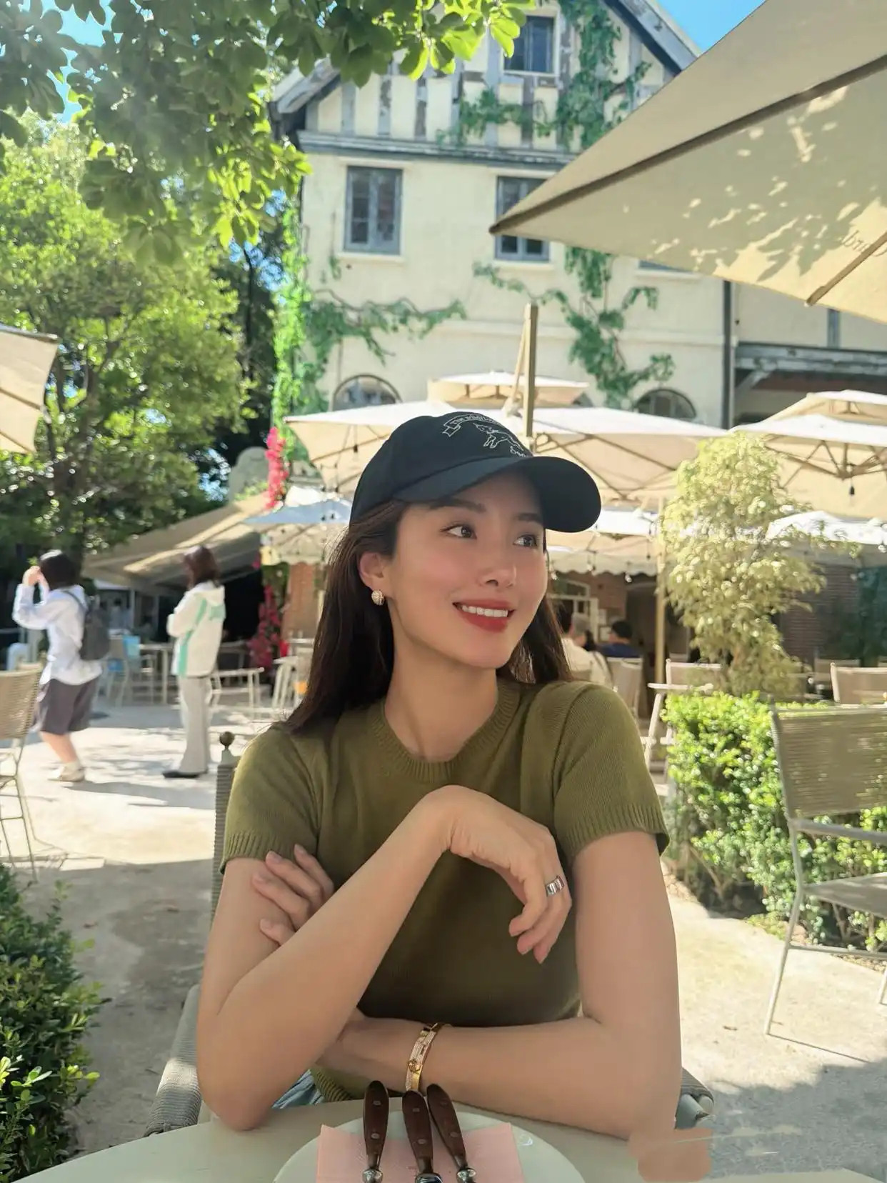 杨采钰当妈后首次杀青晒美照，四肢纤细小腿有纹身，无名指婚戒抢镜