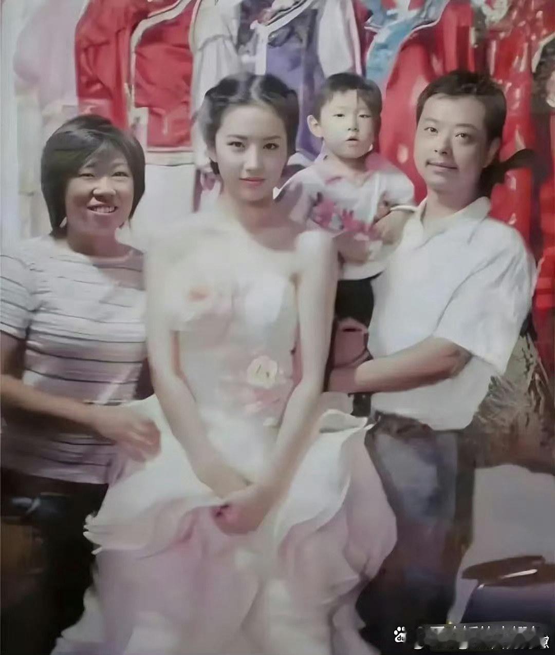 回溯那个年代，真的很难想象刘亦菲当时的颜值有多惊艳！她的美带着独属于那个时期的灵