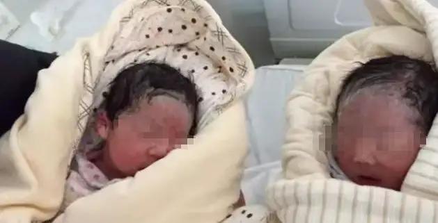 产房突发惊险！刚诞下龙凤胎的产妇突然捂着肚子喊胀痛，医生上前检查时，脸色瞬间变了