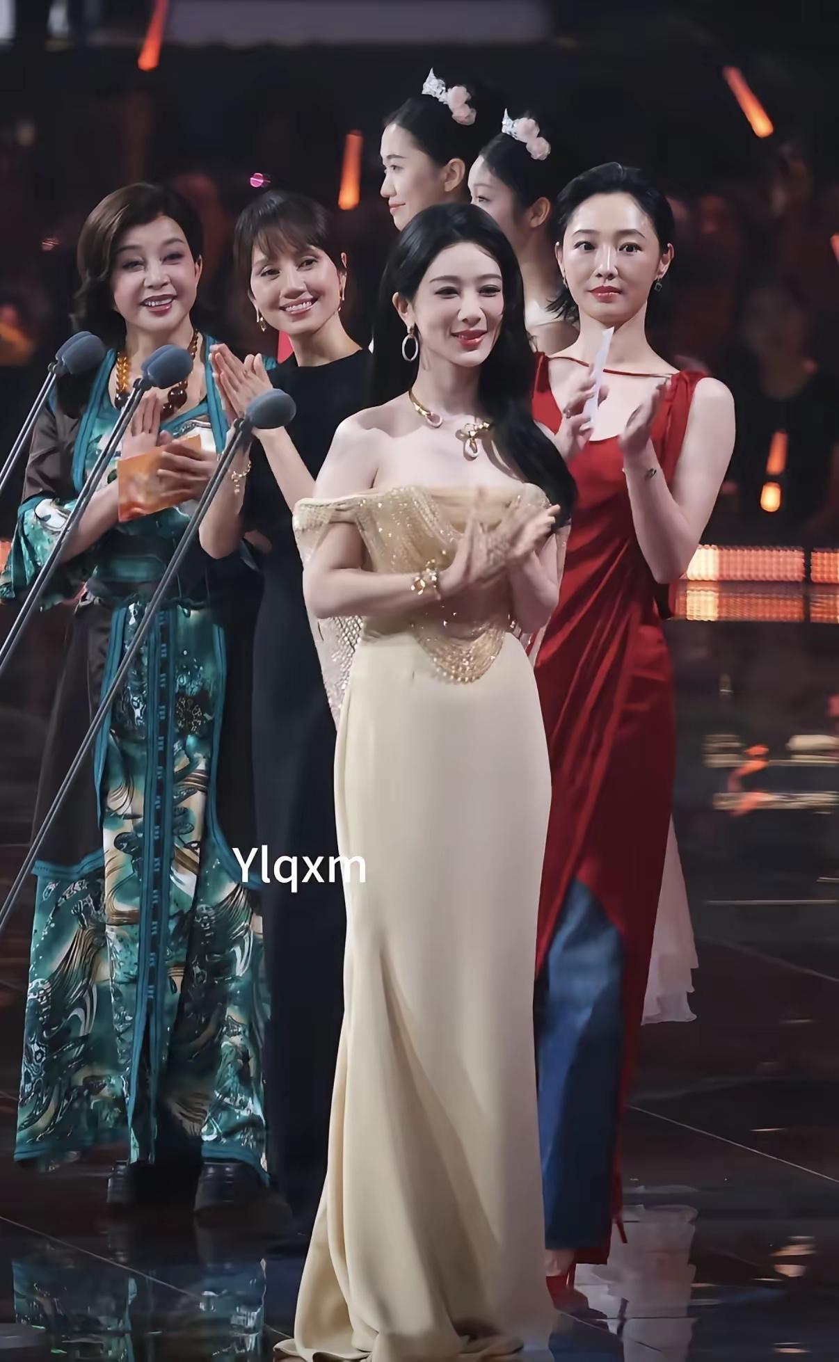刘晓庆70多岁的这状态让人不得不服，虽然小庆阿姨一辈子不服老，一辈子和美貌在杠，