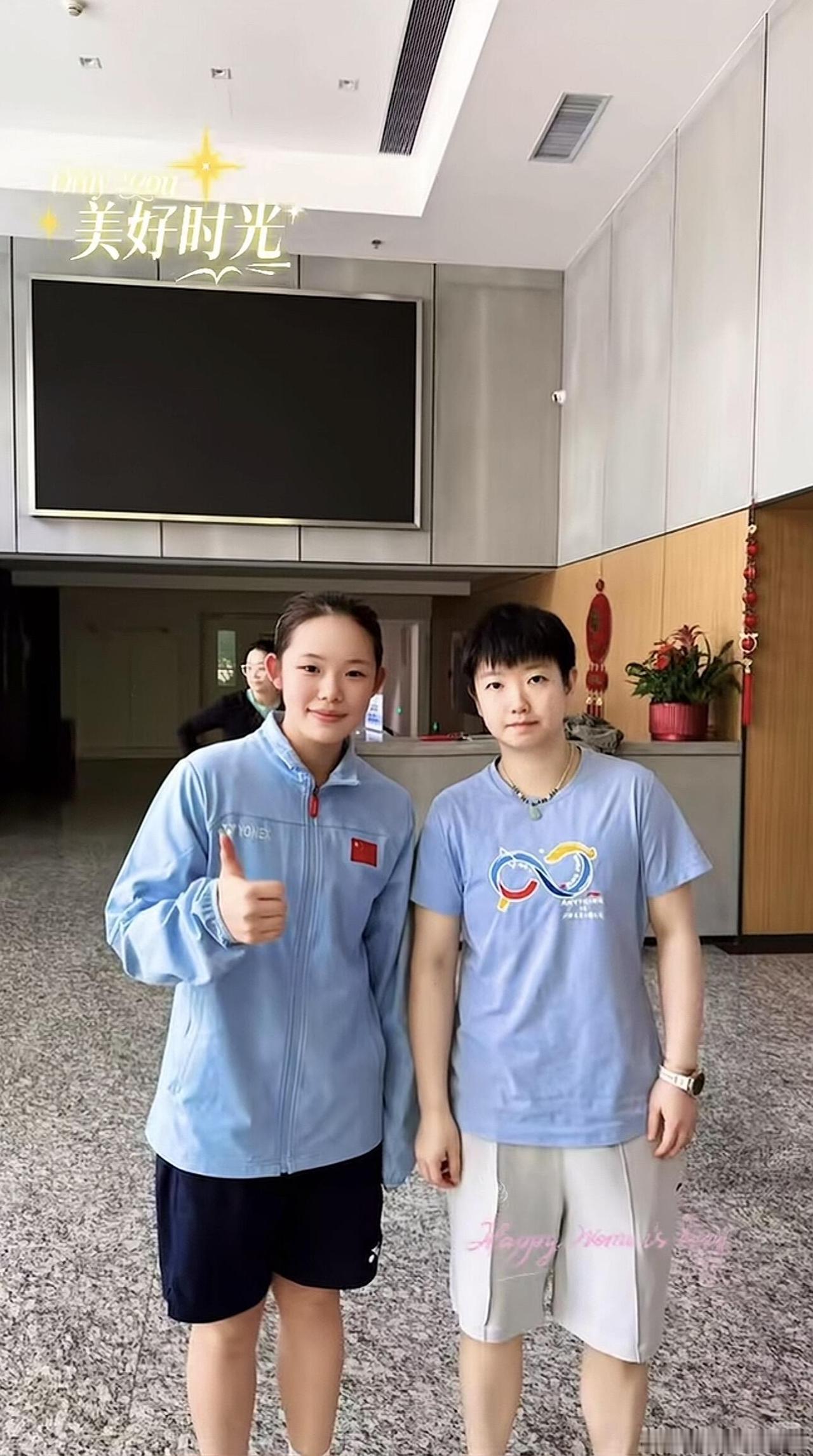 莎莎的新合照，又多了一张小猫的照片，可爱的样子，脸是怎么做到这么小的！身边的姐
