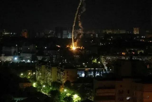 俄军最近一次夜袭基辅，本来是冲着军事设施去的，没想到炸出个意外收获，几枚