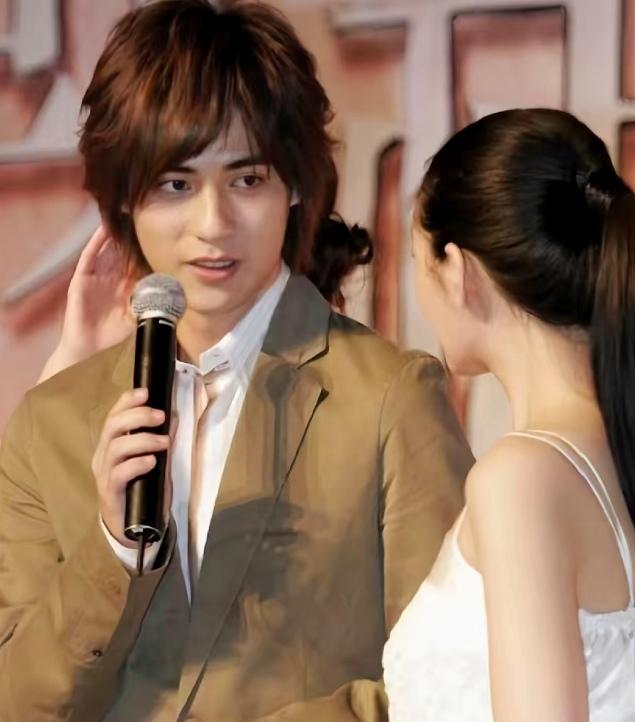 当年周渝民看大S的眼神，真的太深情了。他那双大眼睛，就算看只小狗都含情脉脉，更别