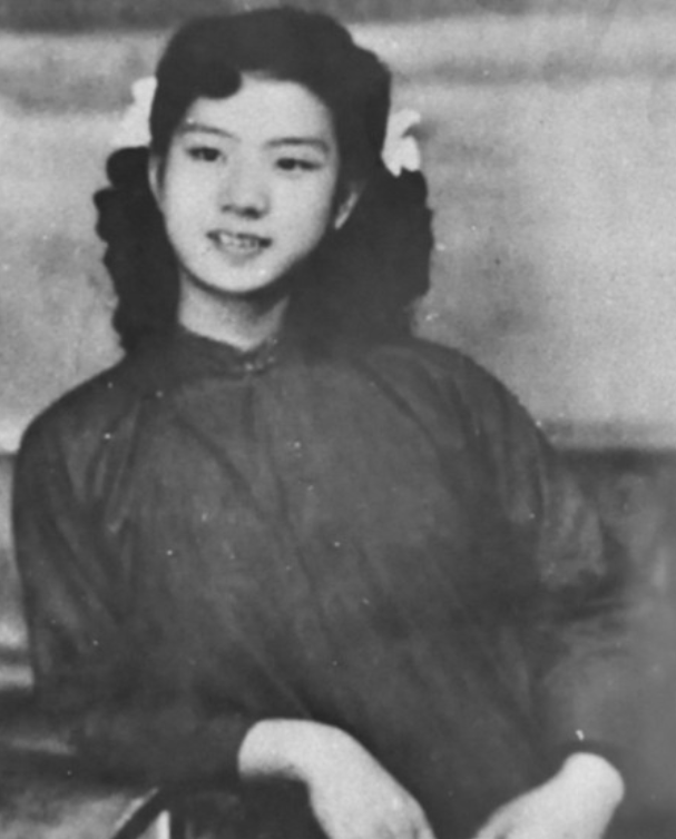 1949年，特务头子毛森，抓捕了一个交际花小姐，审讯时，毛森用刀划开她的衣服，轻