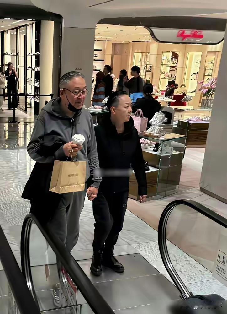 赵玉吉这事我仔细看了看。不看没察觉，一看才明白，宋丹丹身边那位低调的丈夫，压根