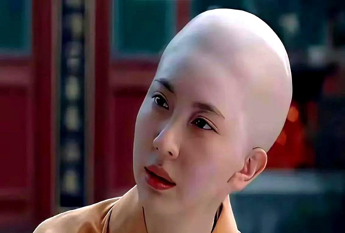 你是不是也“一眼假”？那些顶着塑料假发套晃悠的明星，根本不尊重你的眼睛！唐嫣