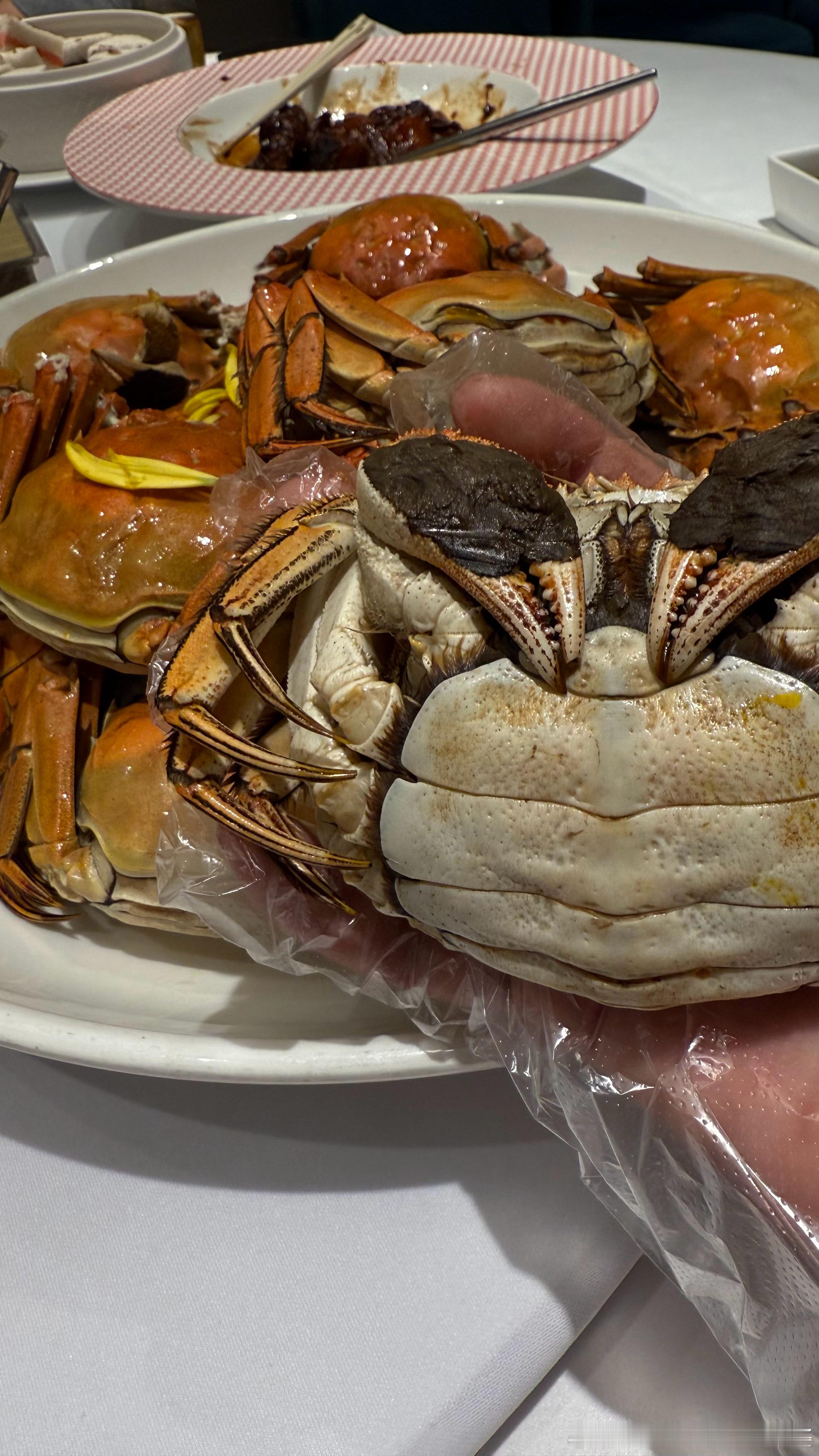 前天吃了一堆阳澄湖的巨型螃蟹。吃撑了。今天又自己蒸了一锅溱湖簖蟹，又吃撑了。明天